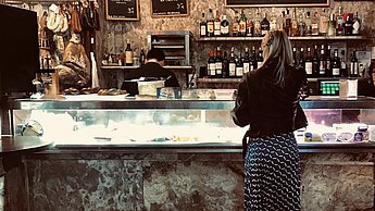 Foto einer Person an einer Bar