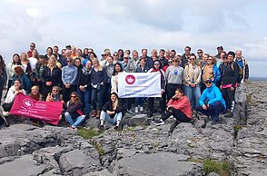 Großes Gruppenbild an einem Abhang