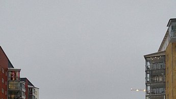 Foto der verschneiten Stadt durch die ein Fluss fließt