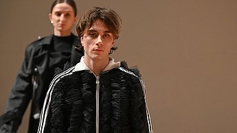 Foto von zwei Models die schwarze, lockere Outfits tragen