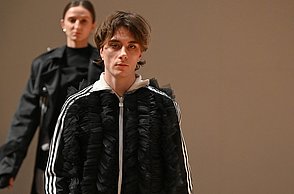 Foto von zwei Models die schwarze, lockere Outfits tragen