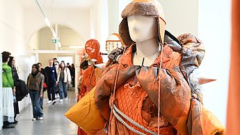 Foto eines Kostüms, welches aus orangenen Kissen besteht