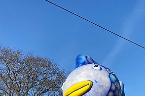 Riesiger Fisch Ballon hängt über der Stadt
