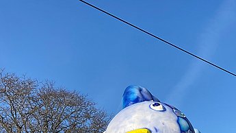 Riesiger Fisch Ballon hängt über der Stadt