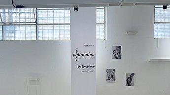Ausstellung in einem Raum