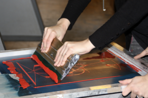 Personen beim aufsetzen von Farbe