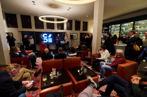 Eine Gruppe von Menschen sitz in einer Runde