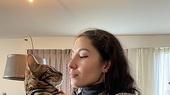 Foto einer Person mit einer Katze