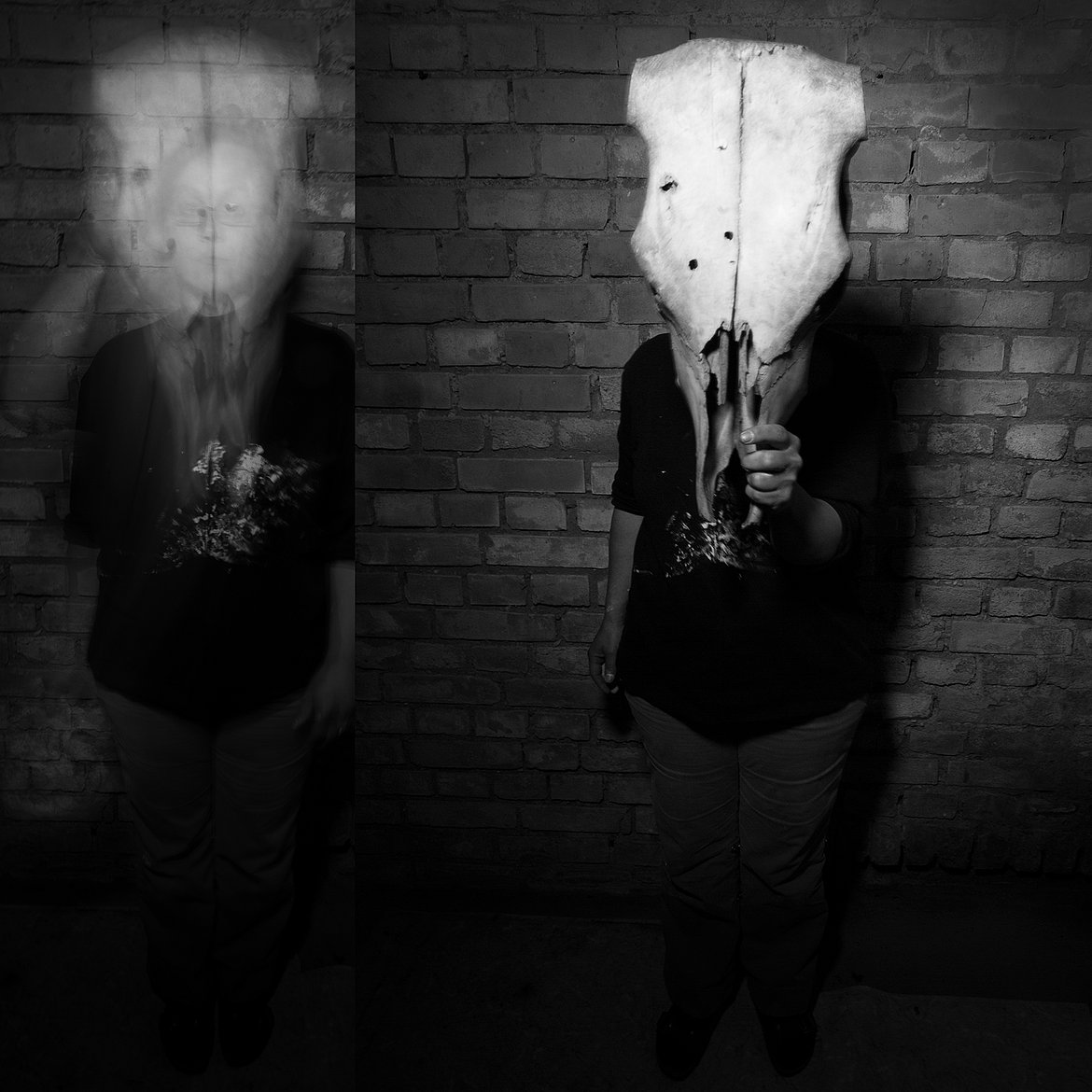 Künstlerische Fotografie, schwarz-weiß: Person hält Schädelskelett eines Tieres vor das Gesicht