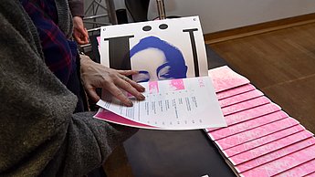 Person blättert durch Katalog