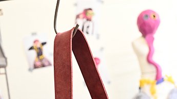 Foto einer roten Tasche mit eckigen Designs