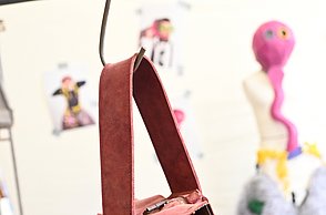 Foto einer roten Tasche mit eckigen Designs