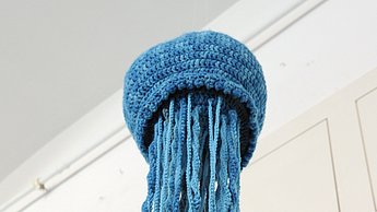 Eine Qualle aus Wolle die von der Decke hängt