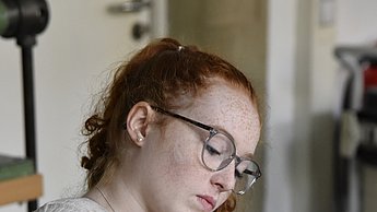 Frau arbeitet an einem Projekt