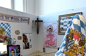 Eine verrückt geschmücktes Zimmer zum Thema Bayern