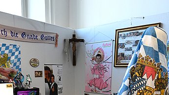 Eine verrückt geschmücktes Zimmer zum Thema Bayern