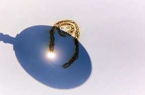 Ein Strichmänchen Gesicht wird von einem Schatten teilweise verdeckt