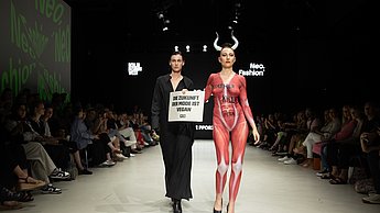 Präsentation eines Outfits auf dem Laufsteg bei der Neo Fashion