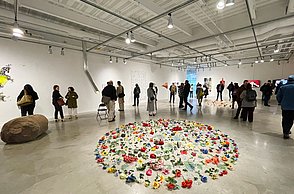 Menschen bei einer Ausstellung