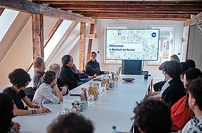 Menschen sitzen zusammen an einem Tisch