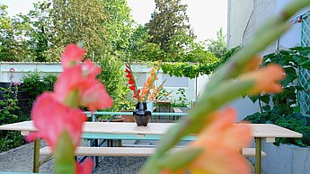 Eine mit Pflanzen geschmückte Terrasse mit Tischen