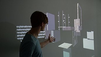Person präsentiert Designs