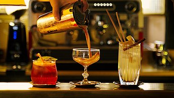 Drei Drinks auf einer Bartheke
