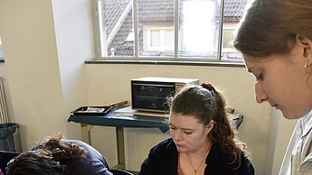 Studenten arbeiten mit Erde