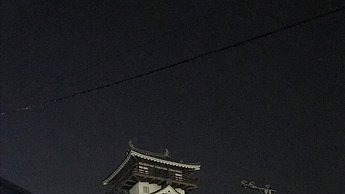 Foto eines Gebäudes bei Nacht