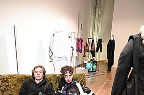 Zwei Personen ruhen sich auf einem Sofa aus