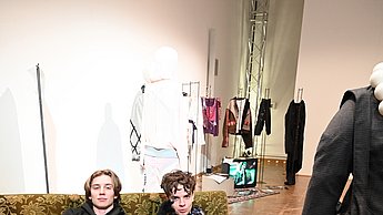 Zwei Personen ruhen sich auf einem Sofa aus