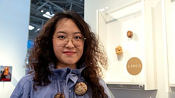 Person mit ihrem Schmuck