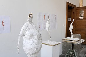 Mehrere menschliche Skulpturen in einem Raum