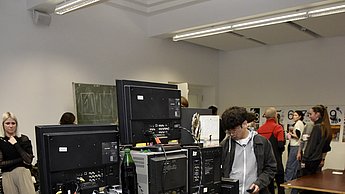 Verschiedene Bilder liegen auf einem Tisch