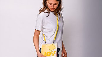 Abschlussarbeit Sophia Holstein: Designing Joy - ein visuelles Spiel mit der Freude – Booklet mit Kette