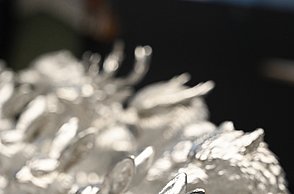 Foto eines Schachfelds mit Figuren die wie Wildtiere aussehen