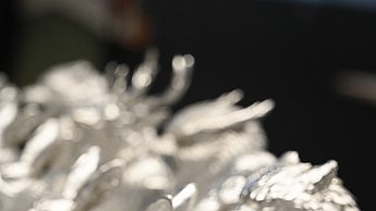 Foto eines Schachfelds mit Figuren die wie Wildtiere aussehen