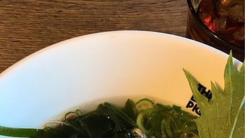 Schüssel mit Fleisch auf einem Teller