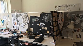 Arbeitsstation mit aufgestellten Trennwänden 