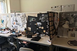 Arbeitsstation mit aufgestellten Trennwänden 