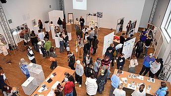 Menschen betrachten eine Ausstellung 