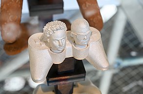 Figur eines Controllers welcher statt Joysticks zwei Köpfe hat