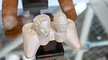 Figur eines Controllers welcher statt Joysticks zwei Köpfe hat