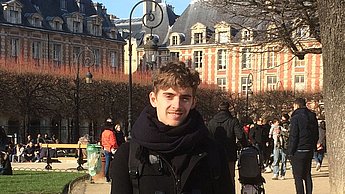 Foto einer Person vor einem Park