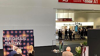 Menschen bei einer Ausstellung