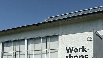Gebäude mit bunten Stühle und der Aufschrift "Workshops"