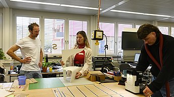 Personen in einem Werkraum
