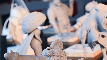 Eine Ansammlung von Clay Skulpturen von verschiedenen Charakteren