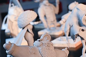 Eine Ansammlung von Clay Skulpturen von verschiedenen Charakteren