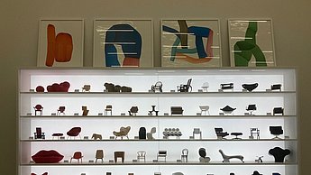 Ausgestellte Figuren in einem beleuchteten Schrank